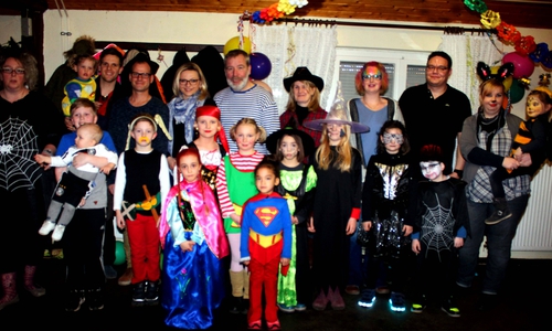 Piraten, Hexen und sogar Superman schauten beim Kinderkarneval vorbei. Foto: Bernd-Uwe Meyer