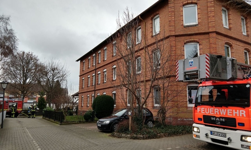 Rauchentwicklung aus dem Fenster einer Wohnung in der Fritz-Fischer-Straße. Fotos: Werner Heise
