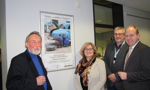 Alexander Erdmenger (Leiter des Forums für Fotografie Meinersen) Heike Bannach, Thomas Steinborn (Mitarbeiter des Jobcenters Gifhorn und Koordinator der Fotoausstellung) und Landrat Gerhard Radeck bei der Ausstellungserföffnug. Foto: Agentur für Arbeit Helmstedt