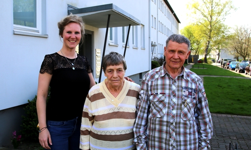 v.l.: Eine Vertreterin der VWI mit den beiden aufmerksamen Nachbarn Valentina und Ernst Hartmann. Foto: VWI