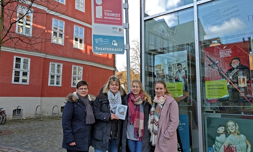 Das Team der Tourist-Info (v. l.: Kerstin Ehrenberg, Leiterin Donata Sengpiel-Schröder, Alina Jassmann und Sandra Lüddecke) freut sich über das neue Q-Siegel. Foto: Stadt Wolfenbüttel