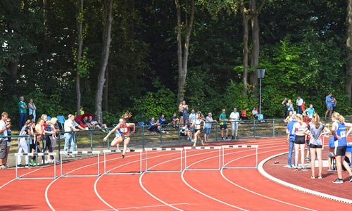 Lea Ahrens konzentriert sich auf die 400 Meter Hürden. Foto: Kathrin Feyerabend