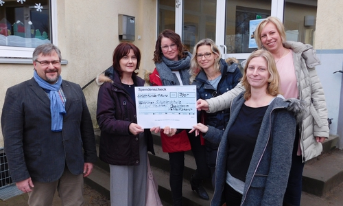  Frank Lange (Schunterschule) und Nicole Thürmann, (Förderverein) freuten sich über den Scheck von dem Bastelteam um Monika Opiela, Fabienne Ipek, Sonja Borsutzky und Heike Helmke. Foto: Gemeinde Lehre