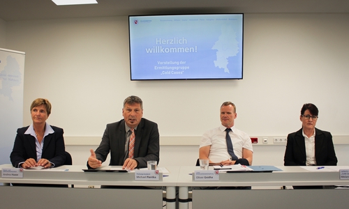 Polizeipräsident Michael Pientka (2.v.l.) stellte auf einer Pressekonferenz die Ermittlungsgruppe "Cold Cases" und ihre Leiterin Melanie Wilharm (r.) vor. Fotos: Werner Heise