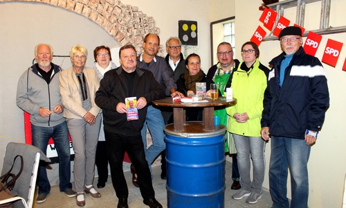 Michael Waßmann und einige Gesprächsteilnehmer in Roklum. Foto: Bernd-Uwe Meyer
