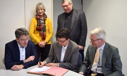 Dr. Oliver Junk (vordere Reihe von links), Samantha Brinkwirth und Jürgen Taute unterschreiben den Betreibervertrag im Beisein von Karin Jünke (hintere Reihe) und Burkhard Siebert. Foto: Stadt Goslar