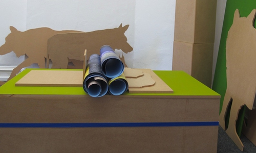 Geladene Gäste bei der Ausstellung "schnüren" im Kunstverein. Foto: Privat