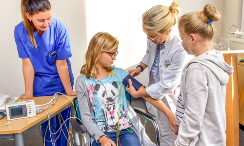 Dr. med. Katharina Mutlak, Oberärztin Anästhesie, erklärte den Kindern anschaulich, was es mit der Narkose auf sich hat. Foto: Beate Anskat/first moments