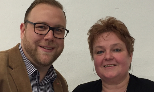 Vorsitzender Julian Märtens (li.) begrüßt Susanne Plumenbohm als neues Mitglied der SPD-Fraktion. Foto: SPD