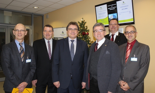 Prof. Dr. Dirk Hausmann, Axel Burghardt, Heinrich Prof. Dr. Keck, Bürgermeister Thomas Pink, Chefarzt Dr. Thomas Hockertz und Prof. Dr. Kinan Rifai bei der Verabschiedung von Prof. Dr. Keck am Dienstag. Fotos: Anke Donner
