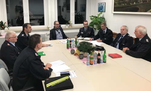 Die Arbeitsgruppe „Politik und Verwaltung“ im Gespräch mit dem Samtgemeindebürgermeister: Michael Siemens, Christian Reinecke, Michael Barthel, Klaus Kubitschke, Frederik Bandt, Christian Harbich, Bernd Nethert und Christian Kassel (v. li.). Foto: Presseteam der Feuerwehren Baddeckenstedt