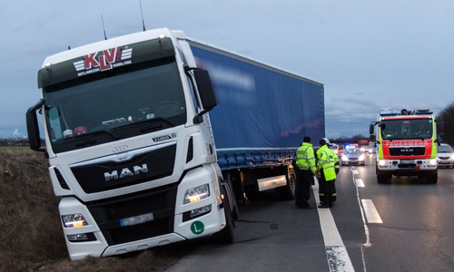 Der mit Stahl beladene LKW rutschte in den Graben. Foto: Rudolf Karliczek