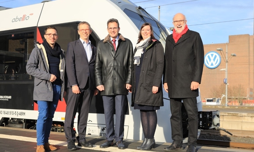 Falko Mohrs MdB, Klaus Mohrs (Oberbürgermeister Stadt Wolfsburg), Rüdiger Malter (Nahverkehrsservice Sachsen-Anhalt GmbH), Carmen Maria Parrino (Abellio Rail Mitteldeutschland) und Detlef Tanke (Regionalverband Großraum Braunschweig). Foto: Abellio GmbH