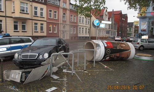 Die Wucht des Aufpralls warf die Litfaßsäule um. Foto: Polizei Salzgitter