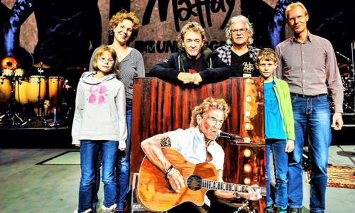 Nach einem Konzert wurde das Maffay-Portrait an die Gewinnerin übergeben. Der Sänger selbst war bei der Übergabe dabei. Fotos. Manfred Kramer