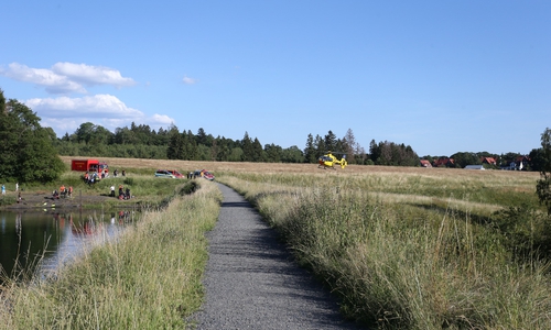 Der Rettungshubschrauber auf dem Weg ins Klinikum. Zunächst sah es so aus, als ob der 26-jährige verunfallte noch gerettet werden könnte. Foto: Aktuell24(bm)