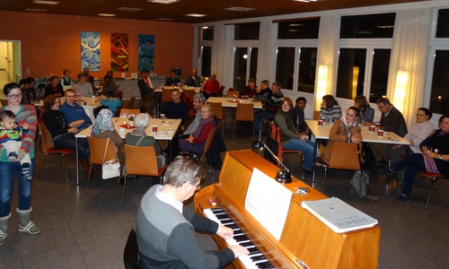 Mitglieder der Thomaskirche trafen sich zum "Interkulturellen Hof". Foto: Andreas Riekeberg