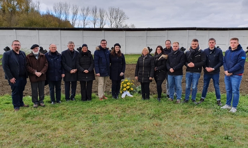 Die Delegation gemeinsam mit den Gastgebern der JU Börde am Grenzdenkmal in Hötensleben.

Foto: CDU Wolfsburg