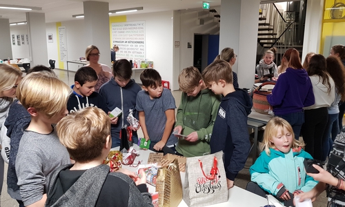 Die Freude war groß, als die Geschenke, die sich die Kinder gegenseitig machten, ausgepackt wurden. Fotos: Gymnasium am Bötschenberg