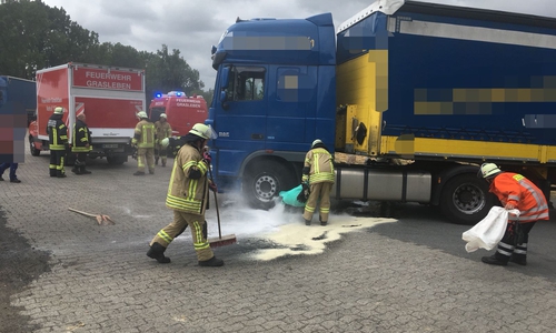 Gerade noch rechtzeitig kam dieser LKW auf den Parkplatz. Fotos: Feuerwehr Grasleben