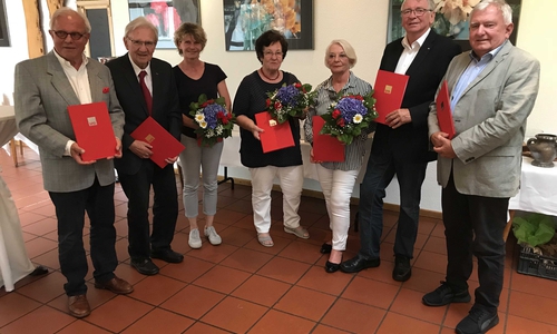 (v.l.n.r.): Ulrich Stenzel, Manfred Simon, Elke Keuch, Gerda Grete, Ina Stenzel, Albrecht Düsel, Hans Jürgen Heinze. Foto: SPD Gifhorn