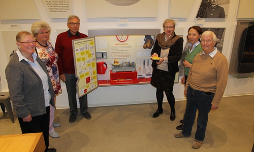 Museumspädagogin des Museums Wolfenbüttel, erklärt Museumsleiterin Dr. Sandra Donner und den Förderern Manfred Flotho und Heiner Kreße, Präsident des Rotary Clubs Salzgitter-Wolfenbüttel, die Aktionskiste im Bürger Museum „Wolfenbüttel 1750 – Berufe am Wasser“. Fotos: Stadt Wolfenbüttel 