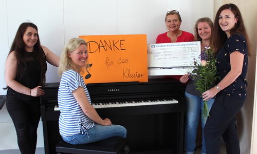 Emine Sütlü, Martina Wöhler, Reinhild Zenk, Irene Helm und Yvonne Nehlsen (v. li.). Foto: Klinikum Wolfsburg