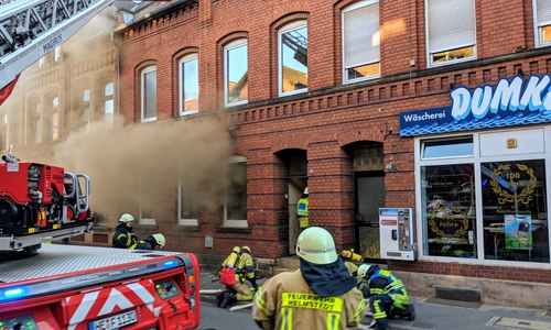 Zuerst war noch unklar, ob sich in dem Gebäude noch Personen aufhalten. Fotos: Feuerwehr Helmstedt
