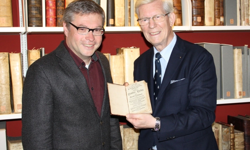 Foto: Karl-Jürgen Kemmelmeyer und Peter Burschel, Direktor der Herzog August Bibliothek, bei der Buchübergabe, Foto: HAB