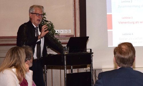 Walter Ackers berichtet über Stärken und Schwächen der Ortsteile. Foto: Stadt Goslar