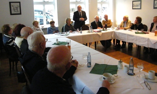 Jochen Konrad Fromme (stehend) informierte und diskutierte mit den CDU Senioren im “Hotel Forsthaus“. Foto: Dieter Lorenz                                                                                                       
