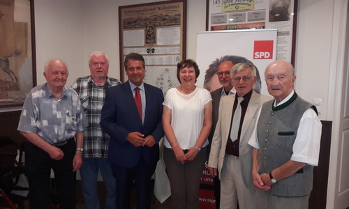 Von links: Herbert Wendt, Peter Pfaue, Sigmar Gabriel, Gerda Beckmann, Paul Arzberger, Hans-Joachim Buchmann und Horst Bothe. Foto: SPD