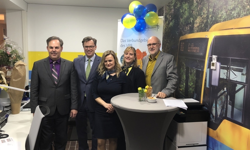 Von links: Herr Stephan Heidenreich (Geschäftsführer VLG), Herr Dr. Andreas Ebel, Frau Patricia Hollestelle (Kundenzentrumteam), Frau Christine Engel (Kundenzentrumteam), Herr Detlef Tanke. Foto: Landkreis Gifhorn

