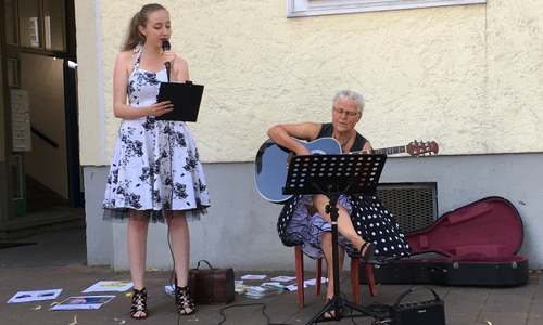 Wenn Geschichte lebendig wird. Im Stadtmuseum erzählen Ausstellungsexponate über Wolfsburgs Geschichte. Alina Exner (li.) und Elke Schulz (re.) erinnern mit Kleidungsstil und Hits an die 1950er und 60er Jahre Foto: Stadtmuseum/ Schloss Wolfsburg