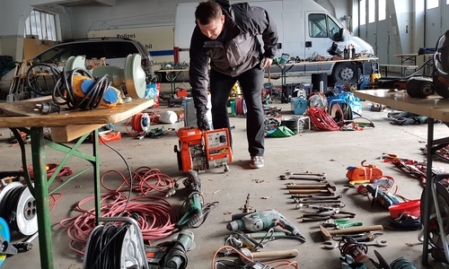 Polizeigarage mit Diebesgut aus Laubeinbrüchen. Foto: Polizei Braunschweig