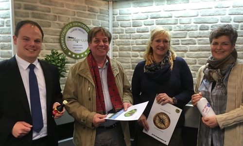 Die Ortsvertreter Tobias Schliephake (l.) und Angela Landwehr (r.) begrüßten Kirsten Röhrig (3. v. l.) und Wilhelm Janssen (2. v. l.) von Firma H2 Tec Energiesysteme im Dorf. Foto: Schliephake
