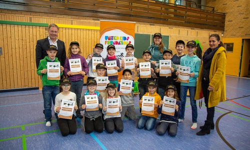 Thomas Fast, Botschafter des Kindernetzwerks United Kids Foundations und Leiter der Direktion Gifhorn von der Volksbank BraWo, gratulierte der Klasse 4c, Klassenlehrerin Julia Heine und  Schulleiterin Frauke Sandvoß von der Grundschule Am Zellberg zum Sieg und übergab neben der Trophäe und der Urkunden auch ein Preisgeld über 250 Euro für die Klassenkasse.

Foto: Volksbank BraWo / Cagla Canidar KURT Media