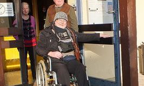 Achim Klaffehn weiht die neue Rampe am JFBZ ein, dahinter der Vorsitzende der Verkehrswacht Oschersleben im Bördekreis, Klaus Glandien. Foto: Stadt Helmstedt