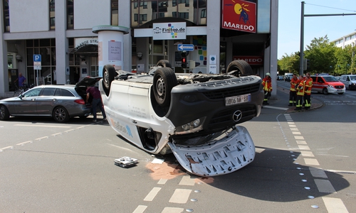 Der Mercedes Vito landete bei dem Unfall auf dem Dach. Fotos: aktuell24(kr)