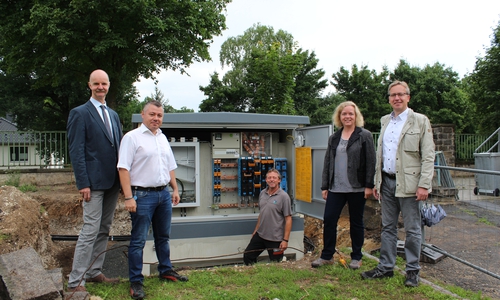 Die neue Trafostation vor der Ostfalia Hochschule am Exer ist fertig: eine Investition in die Versorgungssicherheit von 100.000 Euro. Geplant und gebaut wurde sie von den Stadtwerken Wolfenbüttel.
Im Bild (v.l.): Matthias Tramp, technischer Geschäftsführer Stadtwerke Wolfenbüttel, Ioannis Lipidakis, Technische Führungskraft Strom der Stadtwerke Wolfenbüttel, Stadtwerkemitarbeiter Detlef Rogge, Vera Steiner, kaufmännische Geschäftsführerin der Stadtwerke Wolfenbüttel, und Andreas Winkelmann von der Ostfalia Hochschule, Gebäudemanagement und Bauplanung. Foto: Stadtwerke 