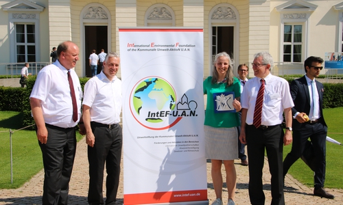 Von links: Bürgermeister Andreas Memmert (Gemeinde Schladen-Werla), Präsident Dr. Marco Trips (NSGB), Geschäftsführerin Dr. Katrin Flasche (Stiftung IntEF-U.A.N) und Beigeordneter Norbert Portz (DStGB) bei der Eröffnung des Wettbewerbes. Foto: Vollmer
