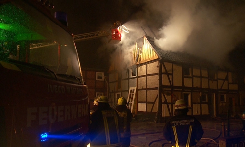 Die Feuerwehren mussten bei der Bekämpfung des Brandes eine Drehleiter einsetzen. Fotos: aktuell24(sg)
