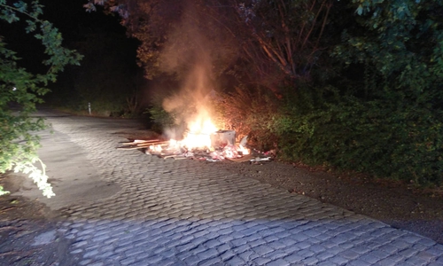 Der brennende Sperrmüll im  ehemaligen Klärwerk. Foto: Feuerwehr Fallersleben