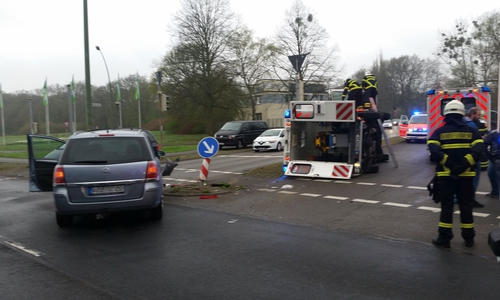 Der Krankenwagen kippte nach dem Zusammenstoß  auf die Seite. Foto: Polizei Wolfsburg