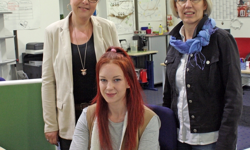 Die junge Mutter Lydia Feuerhahn (Mitte) startet mit einer Teilzeitausbildung durch. Foto: Agentur für Arbeit