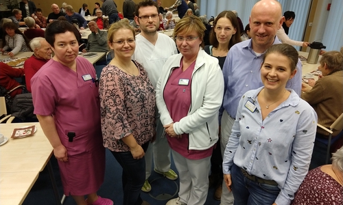 Das Klinikum-Team beim gemeinsamen Kaffeetrinken. Von links: Ludmilla Bauer, Nadine Bomeier, Dr. Nils Beiser, Christine Wiesner, Eve von Sassen, Dr. Tobias Jüttner und Dr. Léonie F. Kerper. Foto: Werner Heise