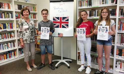 Luis, Amy und Paulina (hier mit der stellvertretenden Schulleiterin Sigrid Rönneke) präsentieren stolz ihre Urkunden. Fotos: THG