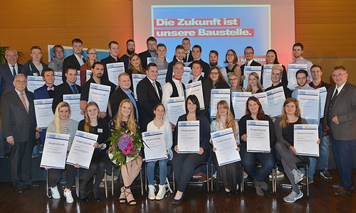 Die Sieger im Leistungswettbewerb des Deutschen Handwerks im Kammerbezirk mit Hauptgeschäftsführer Eckhard Sudmeyer (hinten links), Bürgermeister der Stadt Lüneburg Eduard Kolle (links) und Kammerpräsident Detlef Bade (rechts). Foto: Detlev Heidelberg