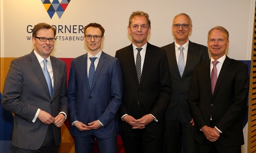 Landrat Dr. Andreas Ebel (v.l.n.r.), Referent Jan Schendel,
Gerhard Döpkens, Kay Hoffmann und Klaus Lüdiger, Vorstände der
Sparkasse Gifhorn-Wolfsburg. Foto: Sparkasse Gifhorn/Wolfsburg