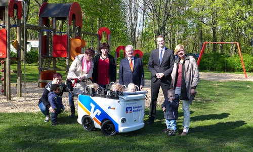 Freuen sich über den neuen Krippenwagen (v.r.n.l.): Pastorin Dagmar Reumke, Hans-Dieter Reichelt und Tobias Feg von der Volksbank Nordharz eG und KiTa-Leiterin Doris Engels. Foto: Volksbank Nordharz eG